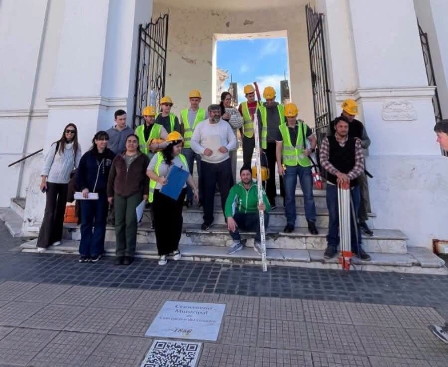 ¿La pirámide de la plaza está a la misma altura que el cementerio? Estudiantes de la E.E.T. N°13 comprobaron que la leyenda es falsa – Arriba Noticias