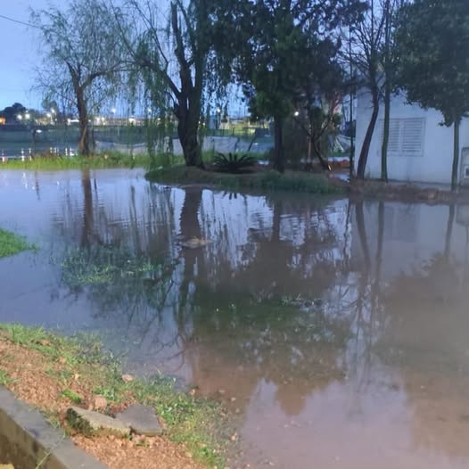 Concepción del Uruguay: vecinos de 21 del Oeste Norte y Estrada reclaman asistencia por el ingreso de agua a sus viviendas – Arriba Noticias Concepción del Uruguay: vecinos de 21 del Oeste Norte y Estrada reclaman asistencia por el ingreso de agua a sus viviendas – Arriba Noticias