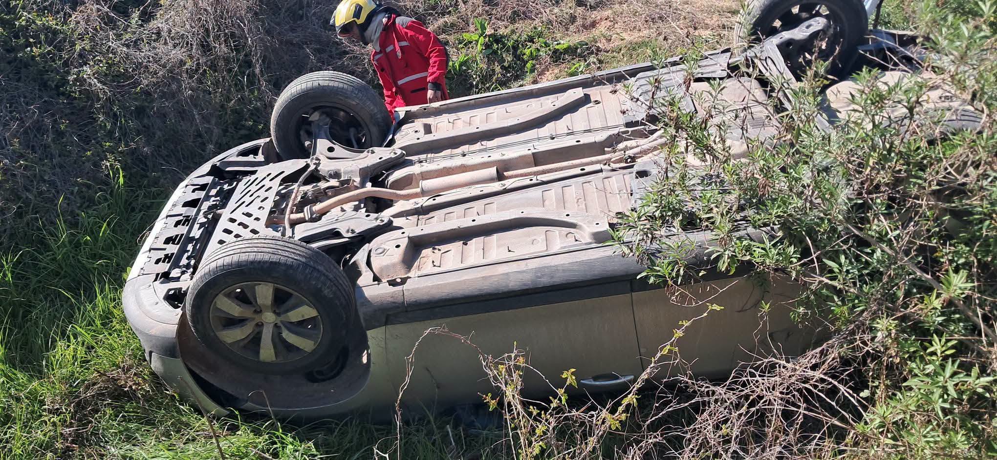 CdelU: Un automóvil despistó y terminó en un zanjón antes del puente del arroyo El Curro – Arriba Noticias