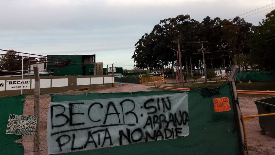 CdelU: Trabajadores de Granja Tres Arroyos volvieron a manifestarse frente a la planta La China – Arriba Noticias