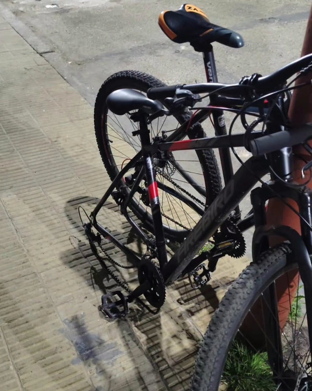CdelU: Dejó su bicicleta atada a una columna de alumbrado público y le sustrajeron la rueda trasera – Arriba Noticias CdelU: Dejó su bicicleta atada a una columna de alumbrado público y le sustrajeron la rueda trasera – Arriba Noticias