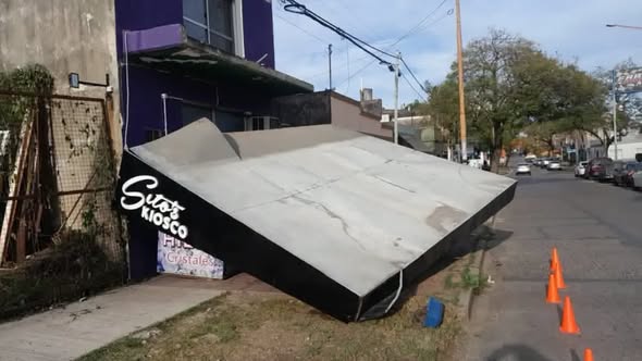 Cdelu: Una moto chocó la estructura del alero de un kiosko en calle Galarza – Arriba Noticias Cdelu: Una moto chocó la estructura del alero de un kiosko en calle Galarza – Arriba Noticias