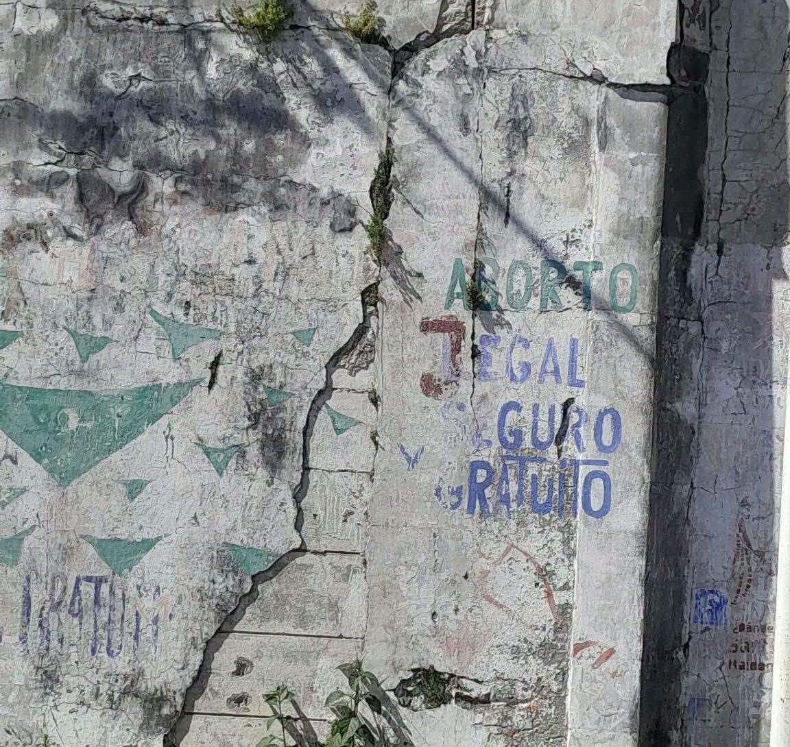 CdelU: Desde el Municipio aclararon que las fisuras en la pared de la Defensa Sur no pertenecen al muro de contención, sino a la pared de ladrillo. – Arriba Noticias