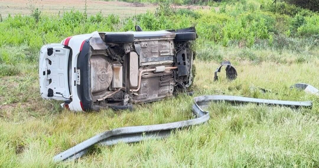 Un automóvil con un trabajador de Concepción del Uruguay volcó tras chocar contra un guardarraíl en el cruce de las rutas 39 y 20 – Arriba Noticias
