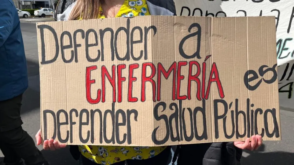 Enfermeros se movilizaron al Ministerio de Salud en reclamo por la nueva planificación de turnos y condiciones laborales – Arriba Noticias Enfermeros se movilizaron al Ministerio de Salud en reclamo por la nueva planificación de turnos y condiciones laborales – Arriba Noticias