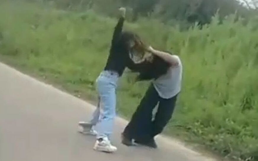 CdelU: Se produjo una pelea entre adolescentes a la salida de una escuela en Villa Las Lomas Norte – Arriba Noticias CdelU: Se produjo una pelea entre adolescentes a la salida de una escuela en Villa Las Lomas Norte – Arriba Noticias
