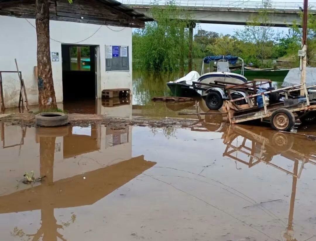 El río Uruguay alcanzó los 4,88 metros y sigue avanzando sobre el camino al Puente Fierro y la zona ribereña – Arriba Noticias El río Uruguay alcanzó los 4,88 metros y sigue avanzando sobre el camino al Puente Fierro y la zona ribereña – Arriba Noticias