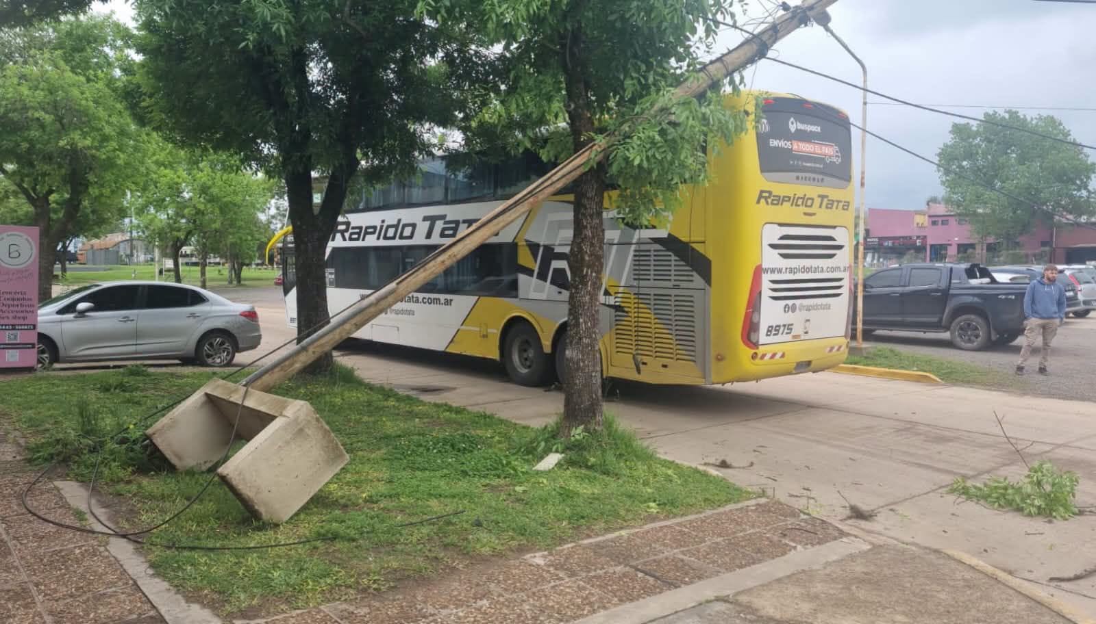 Basavilbaso: Un colectivo habría enganchado cables y provocado la caída de un poste y un banco de hormigón – Arriba Noticias Basavilbaso: Un colectivo habría enganchado cables y provocado la caída de un poste y un banco de hormigón – Arriba Noticias
